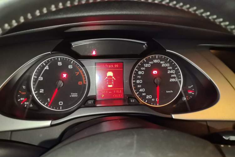 Used Audi A4L 2012 2.0 TFSI automatic Comfort trim level Instrument Cluster