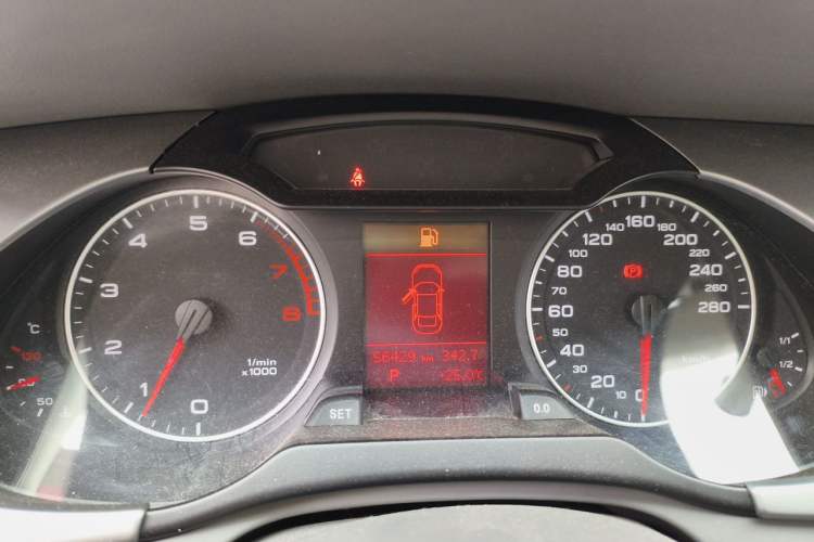 Used Audi A4L 2012 2.0 TFSI automatic Comfort trim level Instrument Cluster