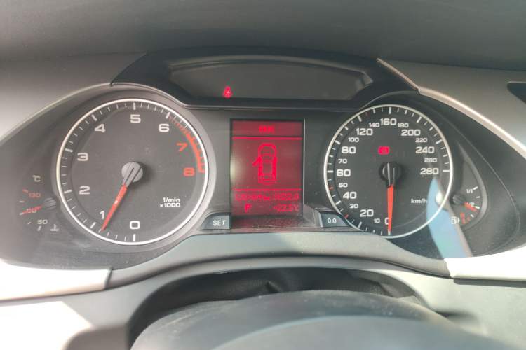 Used Audi A4L 2012 2.0 TFSI automatic Comfort trim level Instrument Cluster