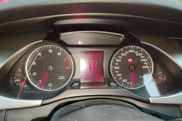 Used Audi A4L 2012 2.0 TFSI automatic standard version Instrument Cluster