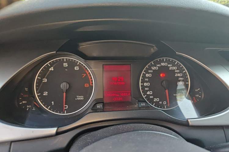 Used Audi A4L 2012 2.0 TFSI automatic standard version Instrument Cluster