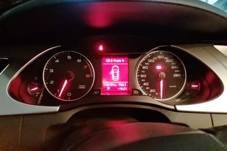 Used Audi A4L 2012 2.0 TFSI automatic Comfort trim level Instrument Cluster