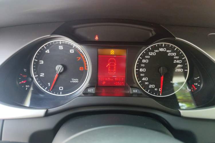 Used Audi A4L 2012 2.0 TFSI automatic Comfort trim level Instrument Cluster