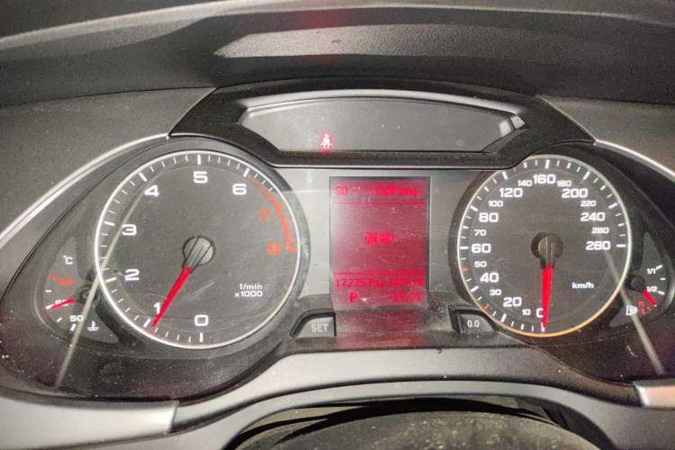 Used Audi A4L 2012 2.0 TFSI automatic Comfort trim level Instrument Cluster