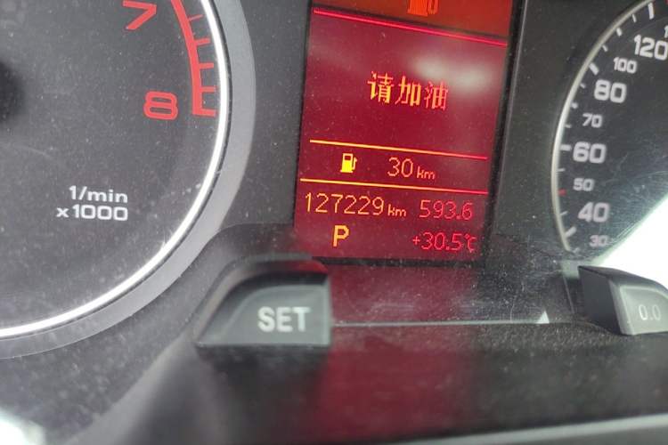 Used Audi A4L 2012 2.0 TFSI automatic standard version Odometer Close Up