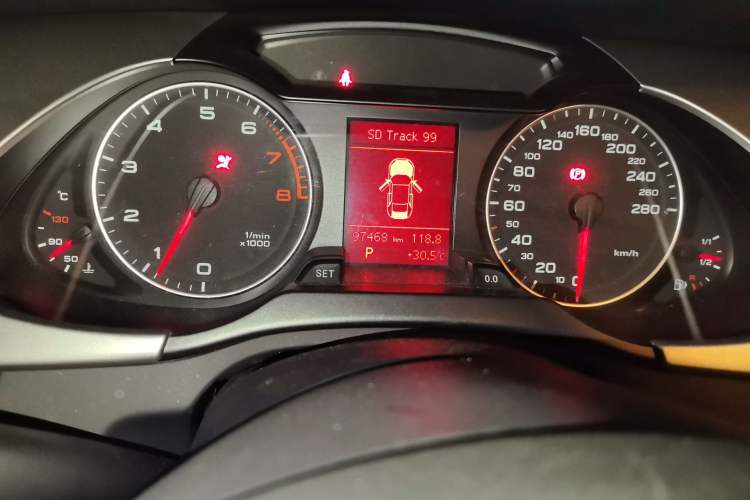 Used Audi A4L 2012 2.0 TFSI automatic Comfort trim level Odometer Close Up