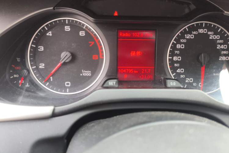 Used Audi A4L 2012 2.0 TFSI automatic standard version Odometer Close Up