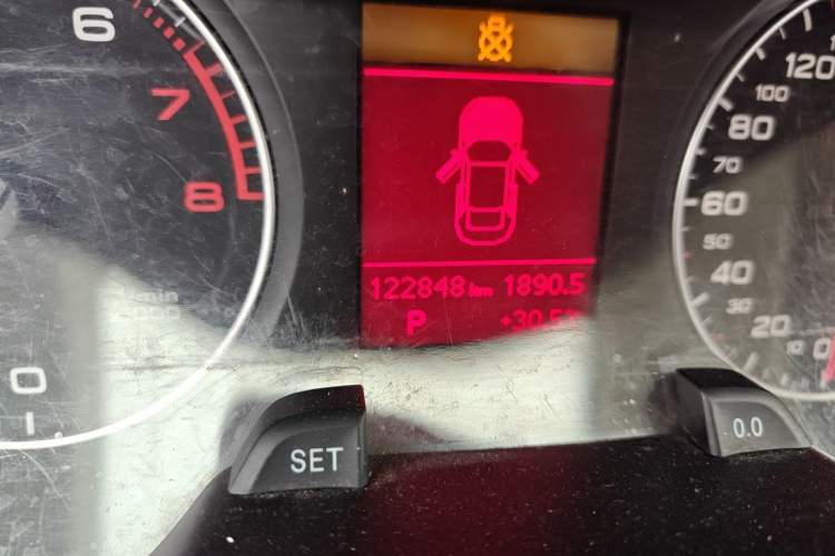 Used Audi A4L 2012 2.0 TFSI automatic standard version Odometer Close Up