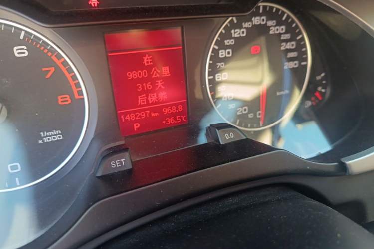 Used Audi A4L 2012 2.0 TFSI automatic standard version Odometer Close Up