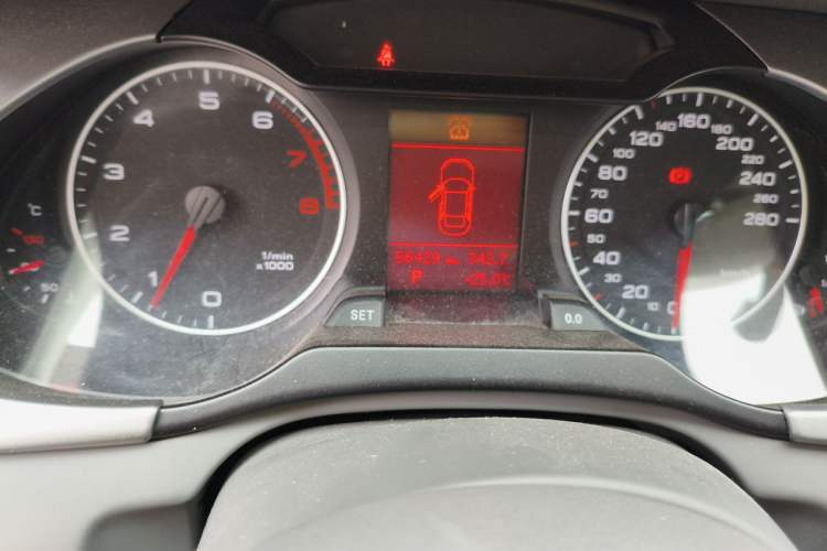 Used Audi A4L 2012 2.0 TFSI automatic Comfort trim level Odometer Close Up