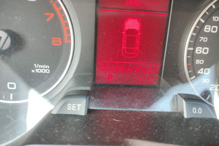 Used Audi A4L 2012 2.0 TFSI automatic Comfort trim level Odometer Close Up