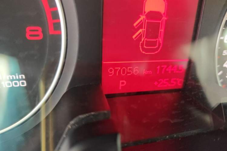 Used Audi A4L 2012 2.0 TFSI automatic standard version Odometer Close Up