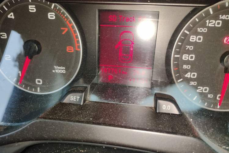 Used Audi A4L 2012 2.0 TFSI automatic standard version Odometer Close Up