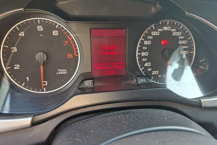 Used Audi A4L 2012 2.0 TFSI automatic standard version Odometer Close Up