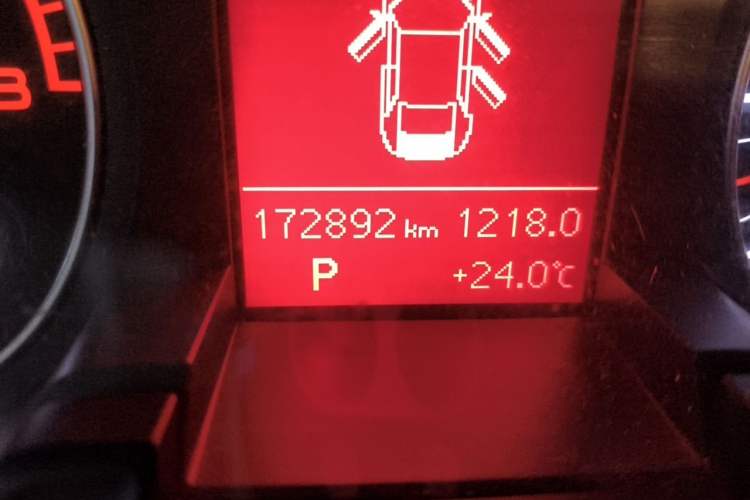 Used Audi A4L 2012 2.0 TFSI automatic standard version Odometer Close Up