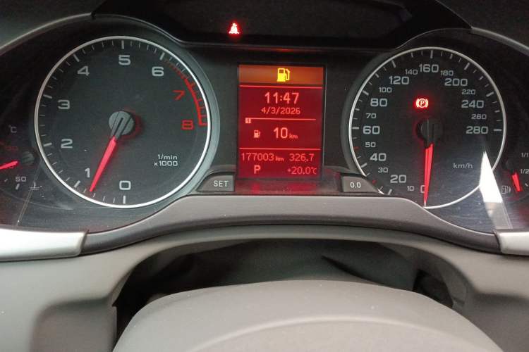 Used Audi A4L 2012 2.0 TFSI automatic Comfort trim level Odometer Close Up