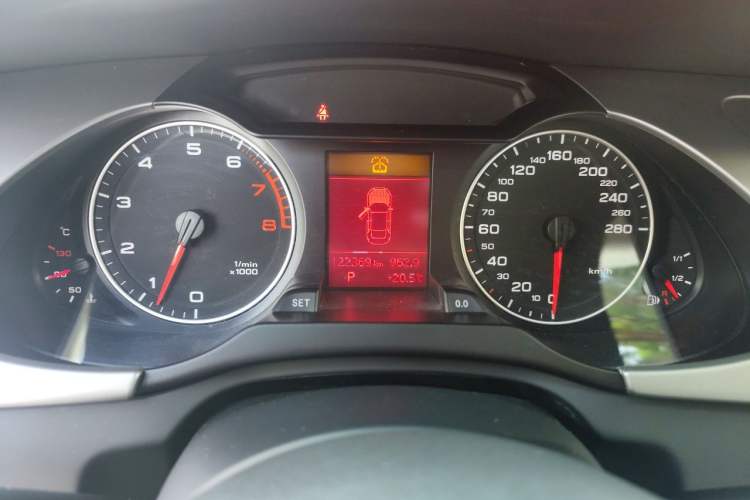 Used Audi A4L 2012 2.0 TFSI automatic Comfort trim level Odometer Close Up