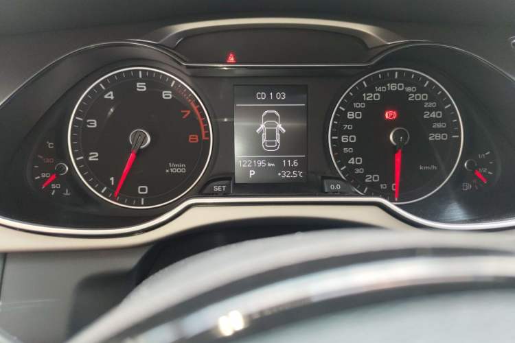 Used Audi A4L 2012 2.0 TFSI automatic Comfort trim level Odometer Close Up
