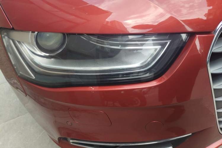Used Audi A4L 2012 2.0 TFSI automatic Comfort trim level Right Front Headlight