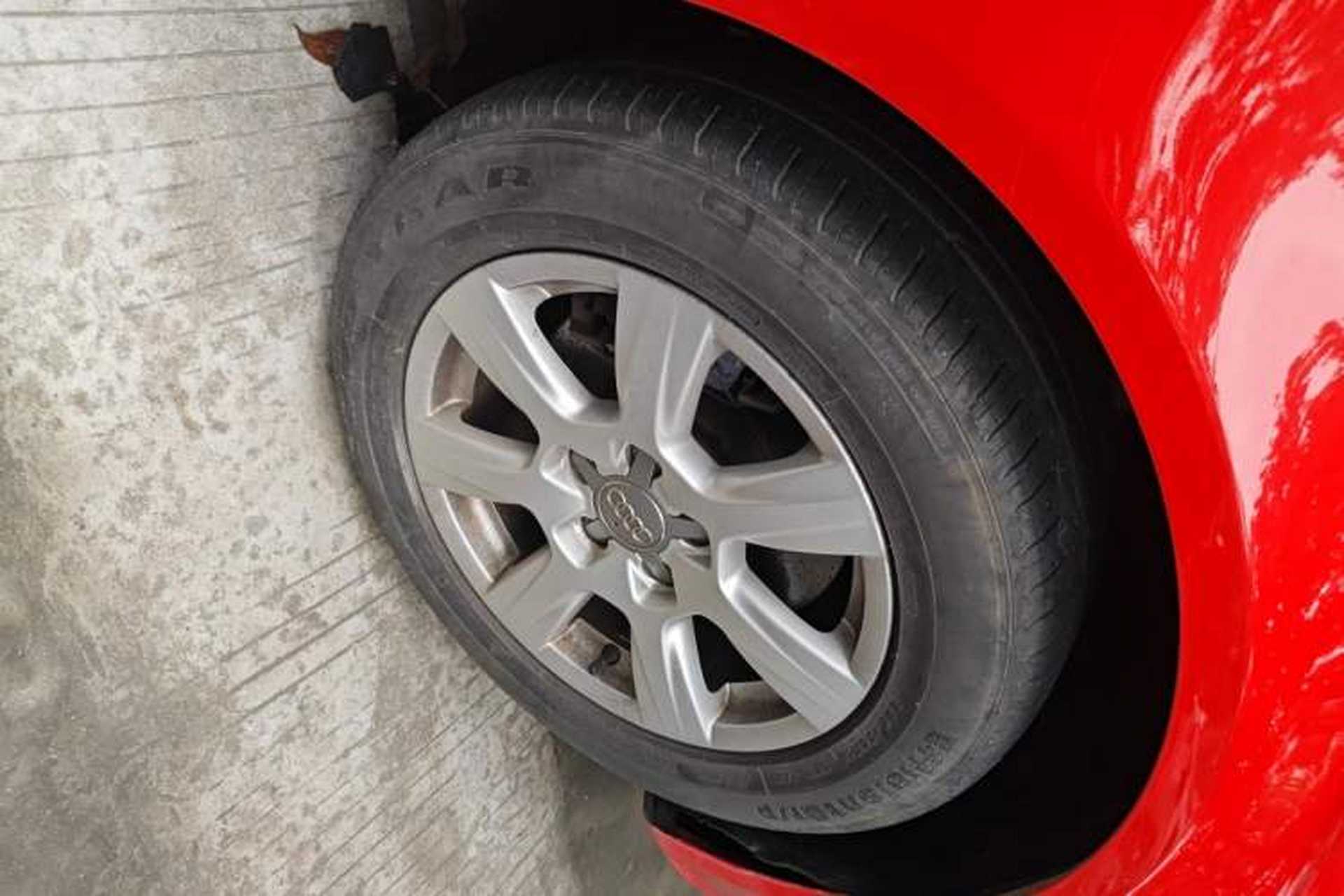 Used Audi A4L 2012 2.0 TFSI automatic Comfort trim level Right Front Wheel Hub