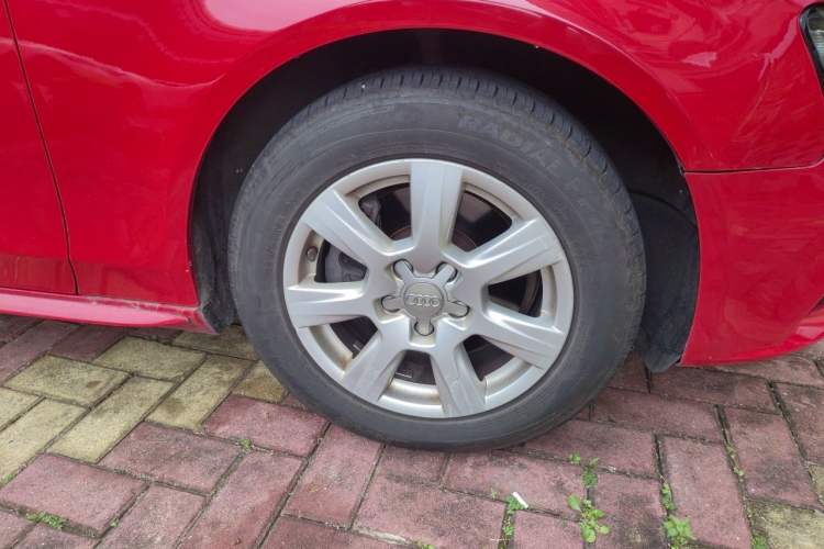 Used Audi A4L 2012 2.0 TFSI automatic standard version Right Front Wheel Hub