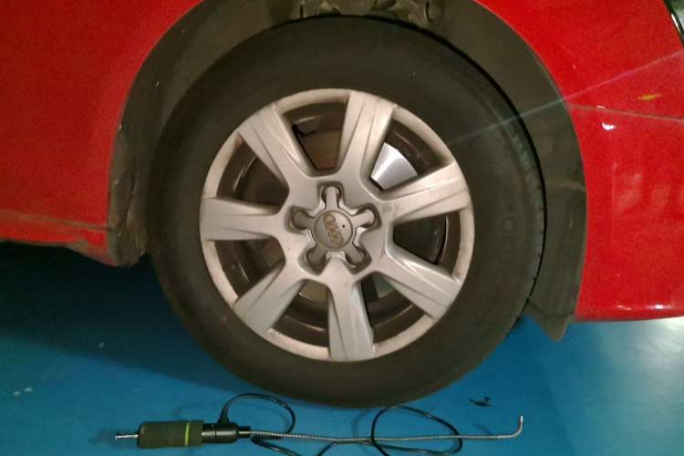 Used Audi A4L 2012 2.0 TFSI automatic Comfort trim level Right Front Wheel Hub