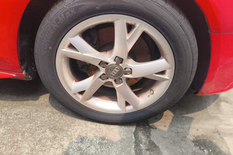 Used Audi A4L 2012 2.0 TFSI automatic standard version Right Front Wheel Hub