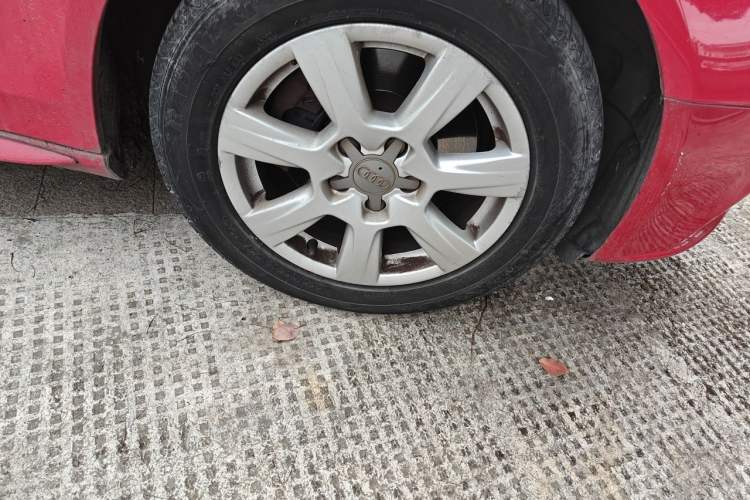 Used Audi A4L 2012 2.0 TFSI automatic standard version Right Front Wheel Hub