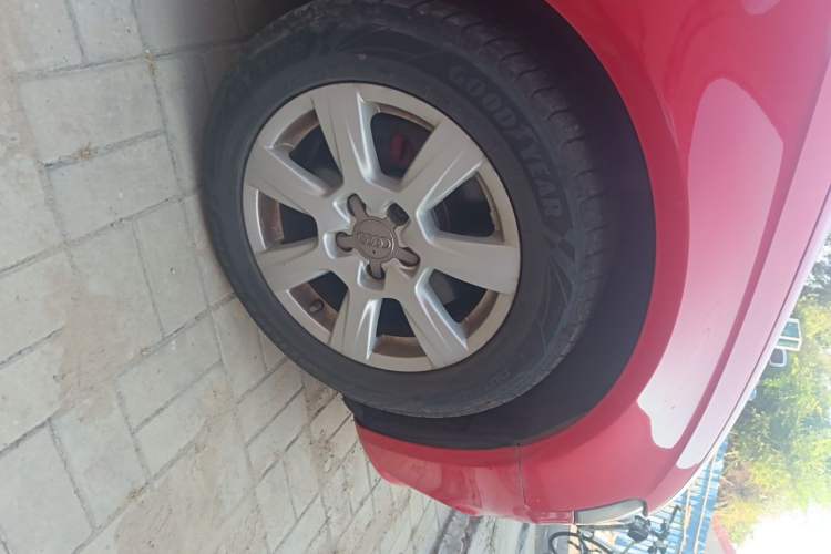 Used Audi A4L 2012 2.0 TFSI automatic standard version Right Front Wheel Hub
