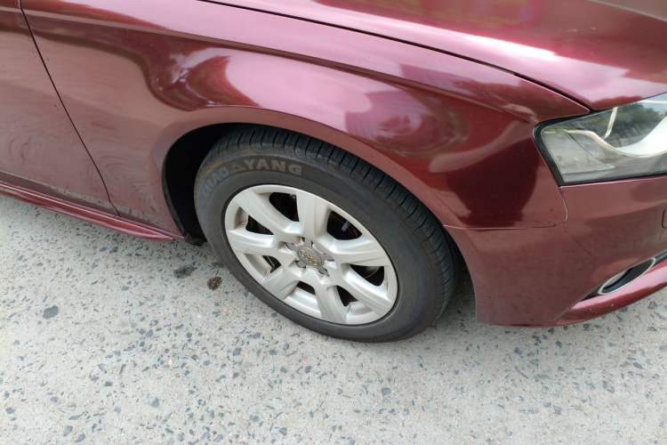 Used Audi A4L 2012 2.0 TFSI automatic Comfort trim level Right Front Wheel Hub