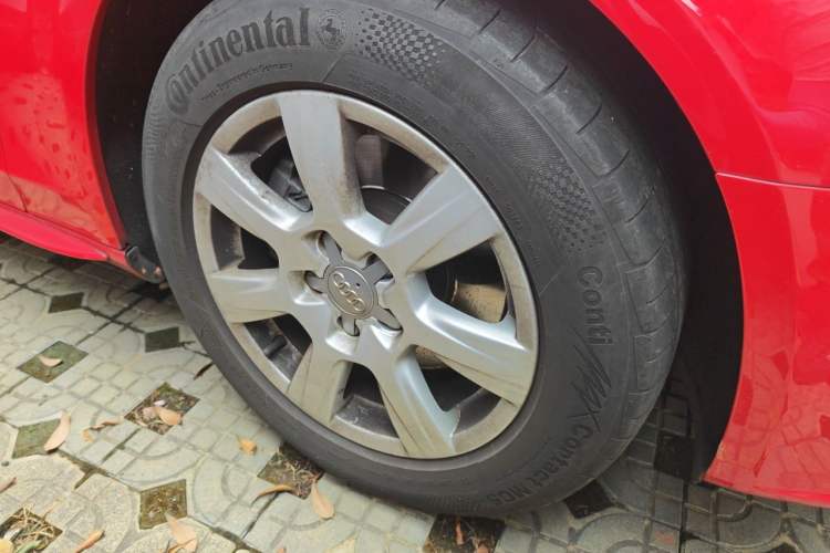 Used Audi A4L 2012 2.0 TFSI automatic standard version Right Front Wheel Hub