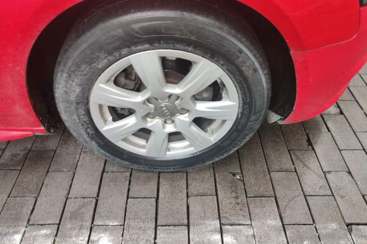 Used Audi A4L 2012 2.0 TFSI automatic standard version Right Front Wheel Hub