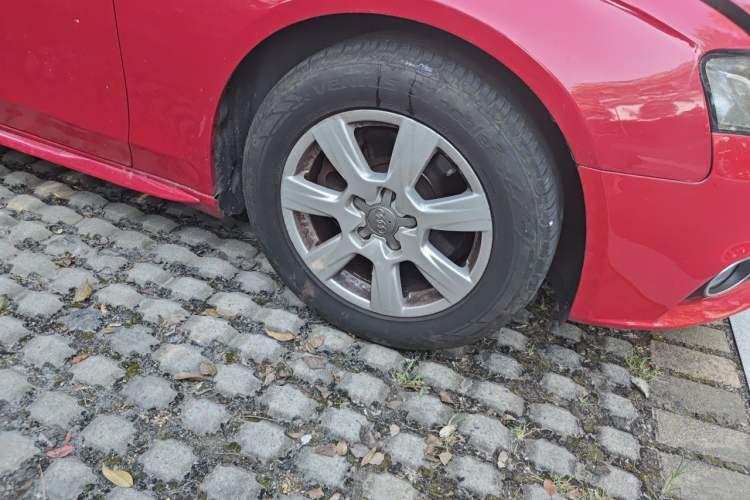 Used Audi A4L 2012 2.0 TFSI automatic standard version Right Front Wheel Hub