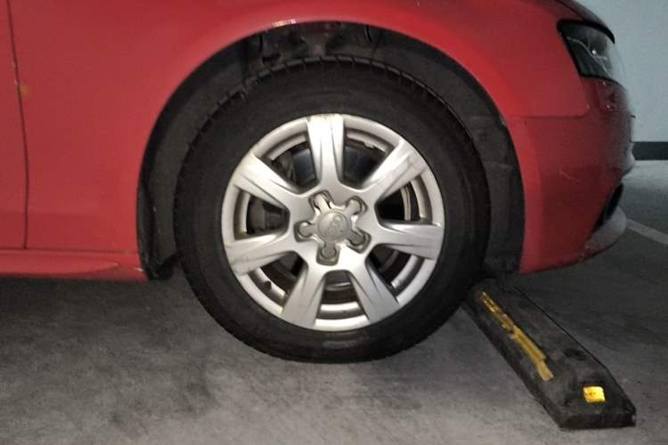 Used Audi A4L 2012 2.0 TFSI automatic standard version Right Front Wheel Hub