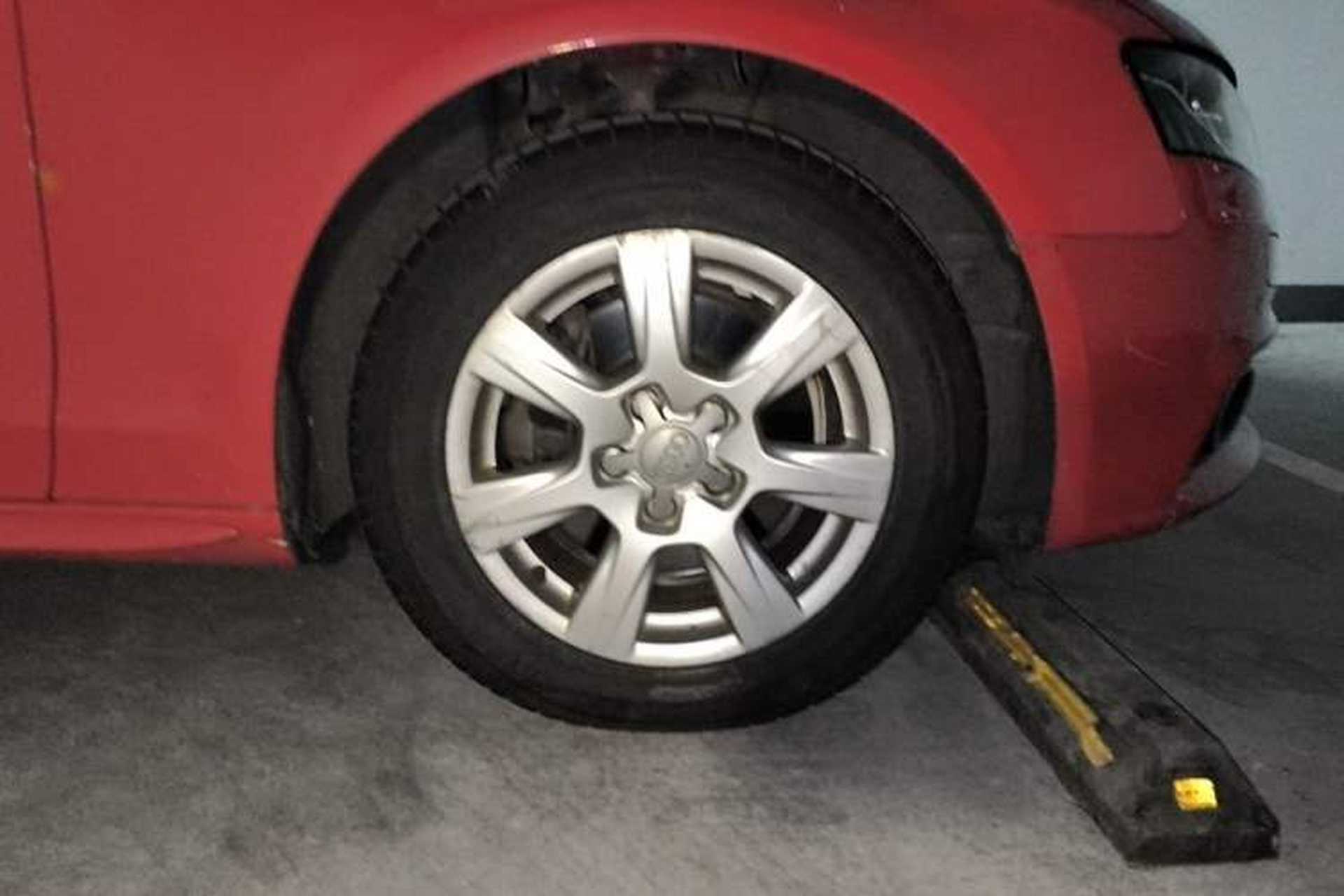 Used Audi A4L 2012 2.0 TFSI automatic standard version Right Front Wheel Hub