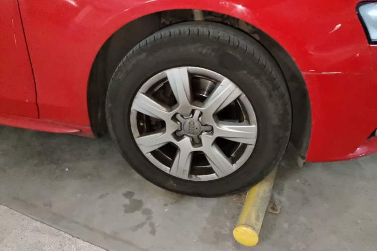 Used Audi A4L 2012 2.0 TFSI automatic Comfort trim level Right Front Wheel Hub