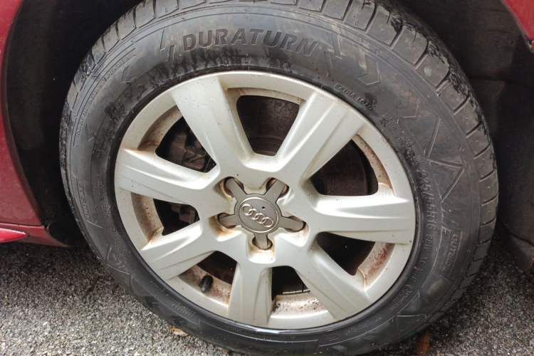 Used Audi A4L 2012 2.0 TFSI automatic Comfort trim level Right Front Wheel Hub