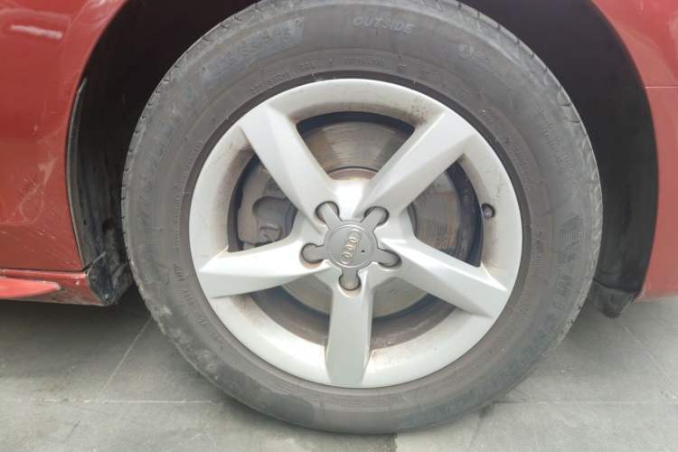 Used Audi A4L 2012 2.0 TFSI automatic Comfort trim level Right Front Wheel Hub