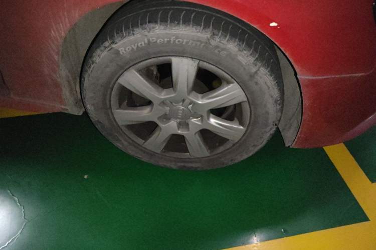 Used Audi A4L 2012 2.0 TFSI automatic Comfort trim level Right Front Wheel Hub