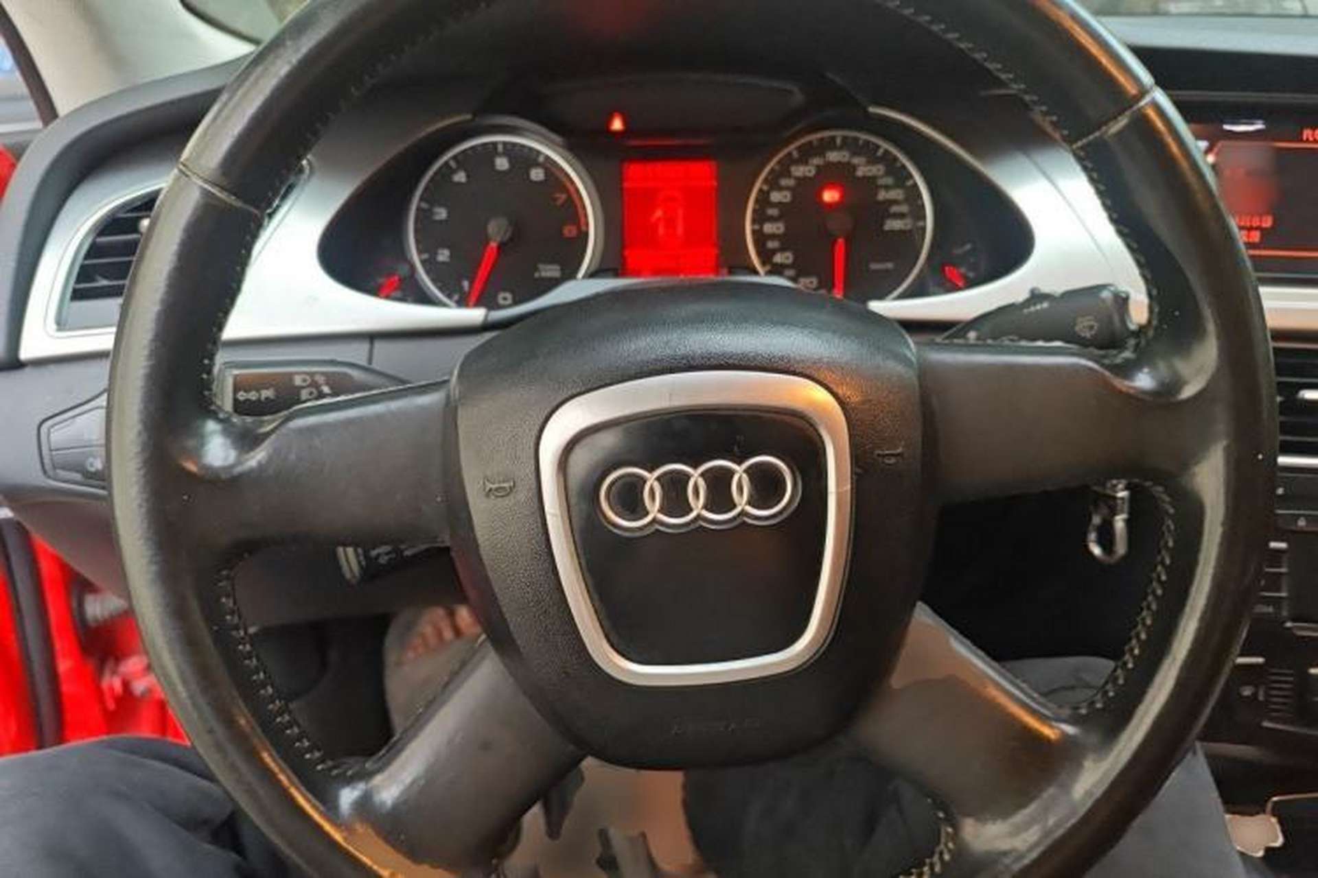 Used Audi A4L 2012 2.0 TFSI automatic Comfort trim level Steering Wheel