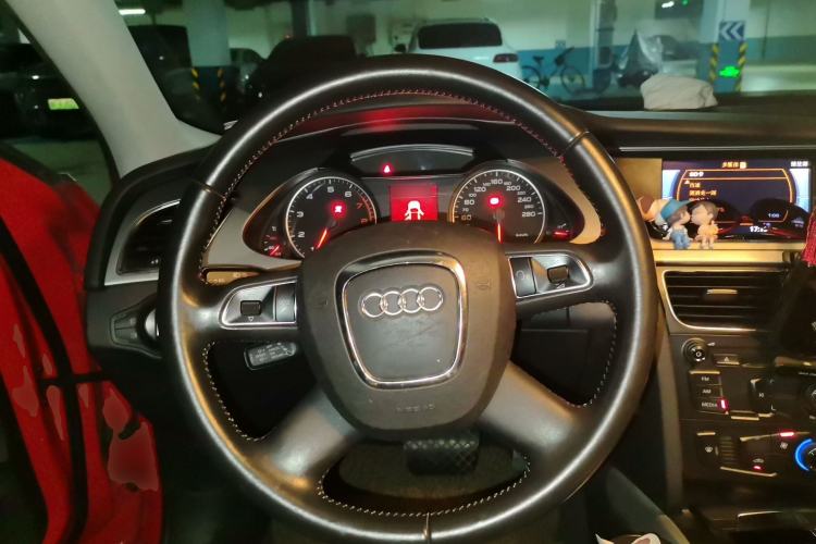 Used Audi A4L 2012 2.0 TFSI automatic Comfort trim level Steering Wheel