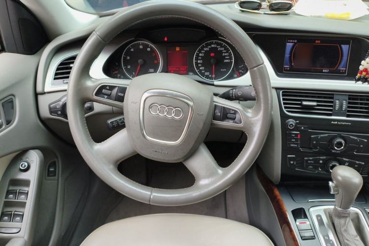 Used Audi A4L 2012 2.0 TFSI automatic Comfort trim level Steering Wheel