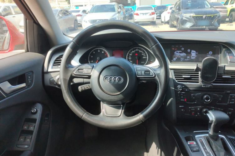 Used Audi A4L 2012 2.0 TFSI automatic Comfort trim level Steering Wheel
