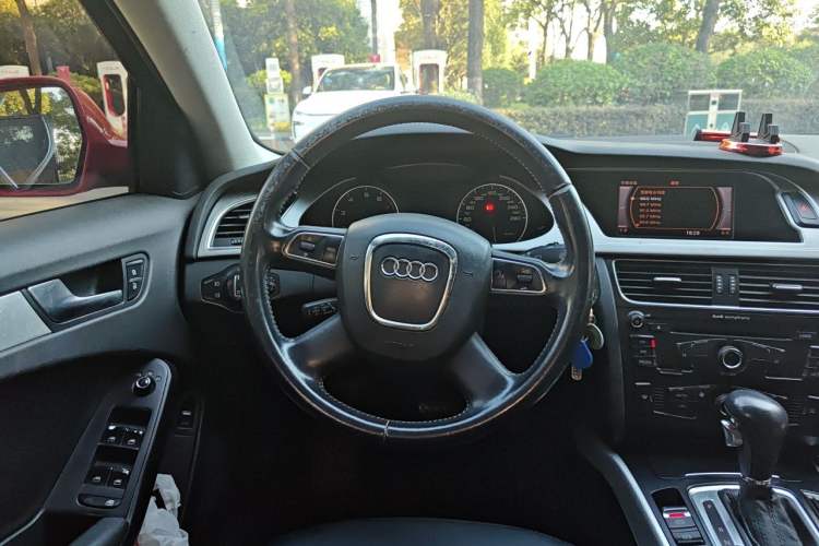 Used Audi A4L 2012 2.0 TFSI automatic standard version Steering Wheel