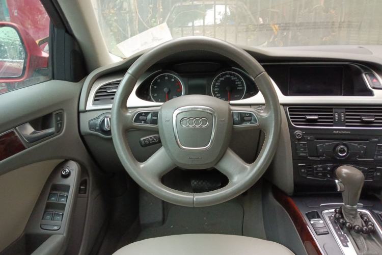 Used Audi A4L 2012 2.0 TFSI automatic Comfort trim level Steering Wheel