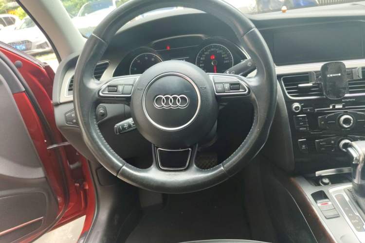 Used Audi A4L 2012 2.0 TFSI automatic Comfort trim level Steering Wheel