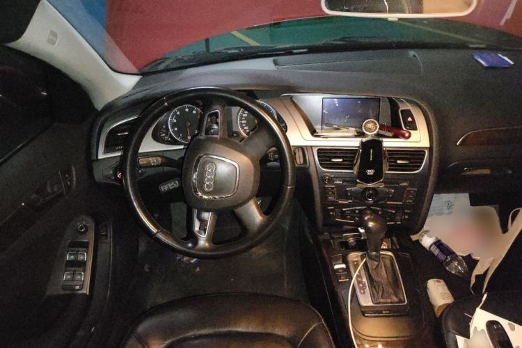 Used Audi A4L 2012 2.0 TFSI automatic Comfort trim level Steering Wheel