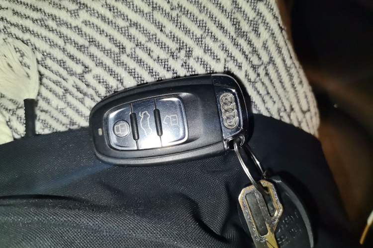 Used Audi A4L 2012 2.0 TFSI automatic Comfort trim level Vehicle Key