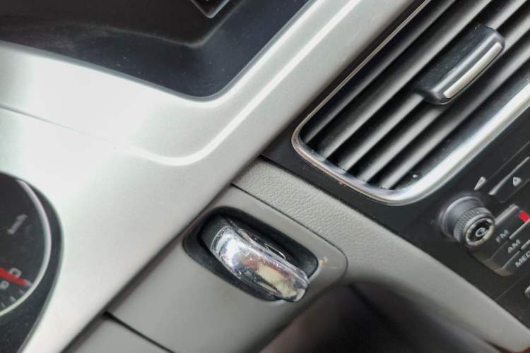 Used Audi A4L 2012 2.0 TFSI automatic Comfort trim level Vehicle Key