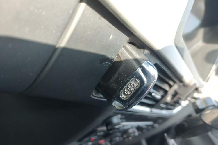 Used Audi A4L 2012 2.0 TFSI automatic Comfort trim level Vehicle Key